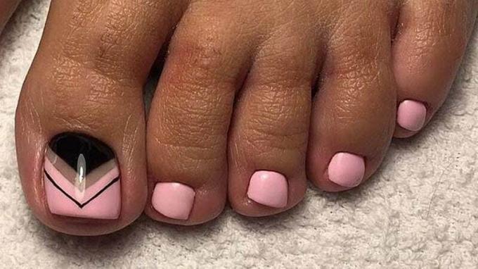 Ružové a čierne nechty na nohách