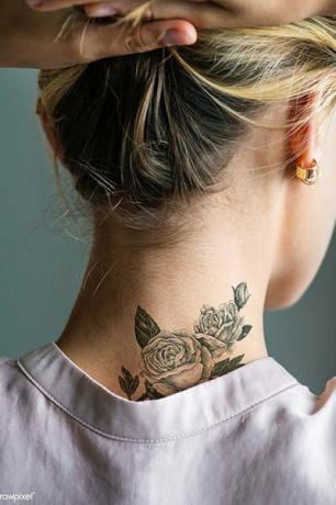 Tatuaje De Rosa En El Cuello