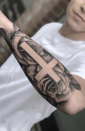 Ružové krížové tetovanie