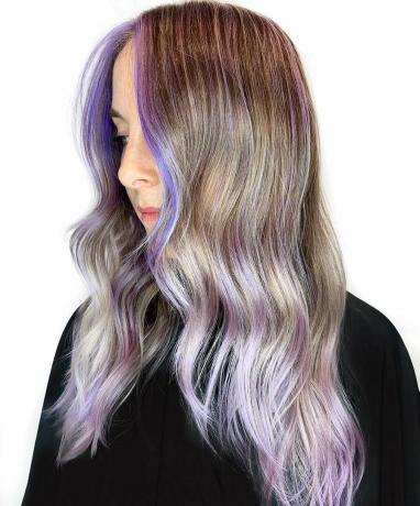 Destacados de color lila en cabello largo y fino