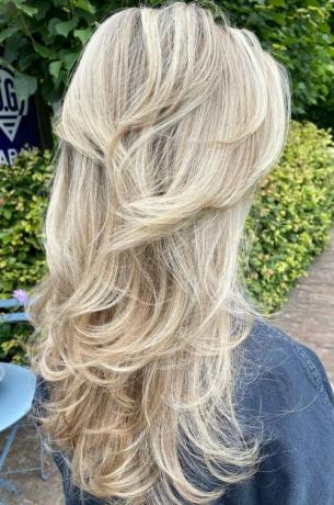 Langes blondes Haar mit unterschiedlich langen Schichten