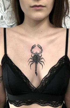 Schorpioen borstbeen tatoeage