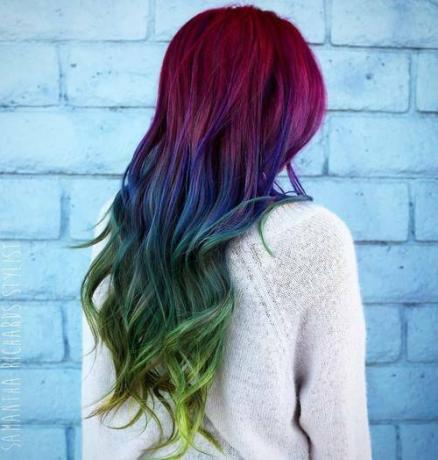 長い赤青と緑の髪