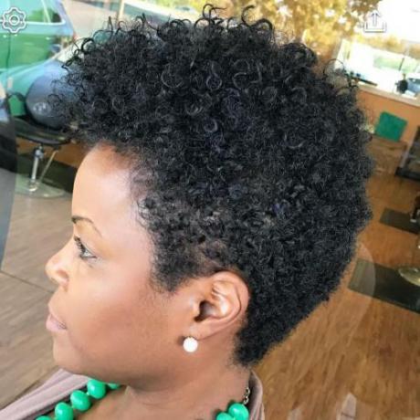 Ženska crna sužena frizura