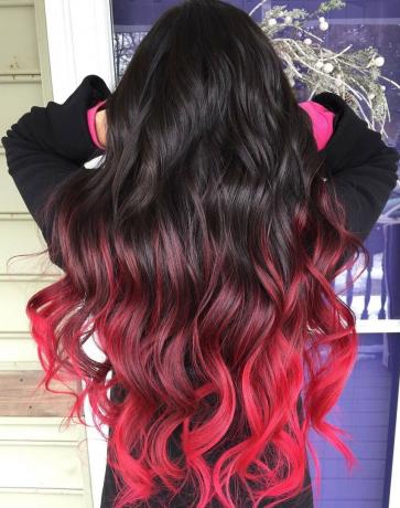 Cheveux noirs avec des extrémités rose vif
