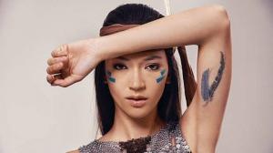 25 fjær-tatoveringer for frisinnede kvinner