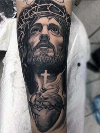 Jėzaus erškėčių vainiko tatuiruotė