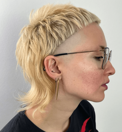 Edgy Shaved Mullet med Micro Bangs