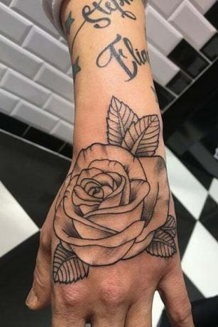 Ružové tetovanie na ruky