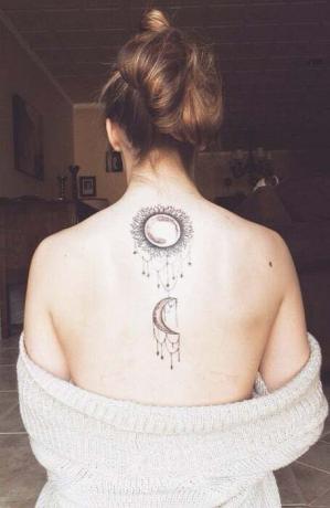 Slnko a mesiac späť tetovanie