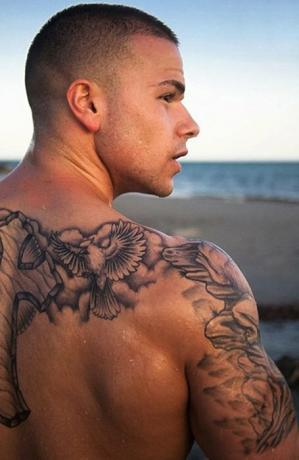 Tetovaža na hrbtu in ramenih