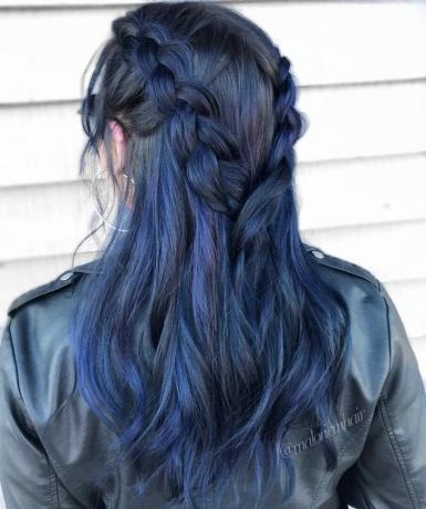 Flettet blått svart hår