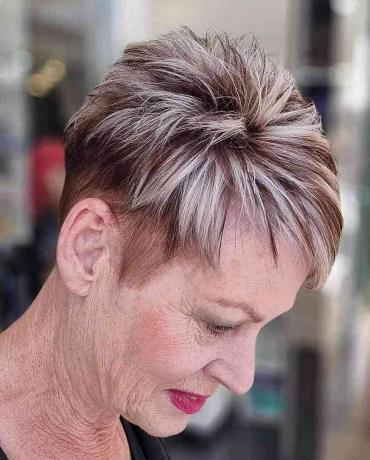 Hakitud alalõike ja tursked esiletõstmised naistele üle 70-aastastele lühikestele õhukestele pixie juustele