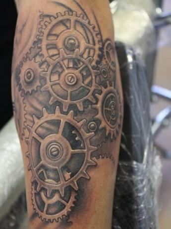 Tetovaža zupčanika sa satom 