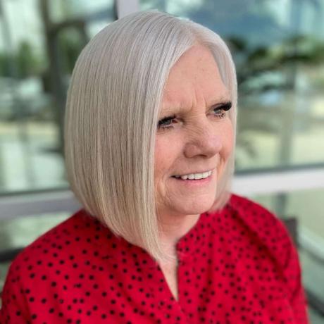 Hranatý asymetrický lob pre ženy nad 60 rokov s rovnými vlasmi