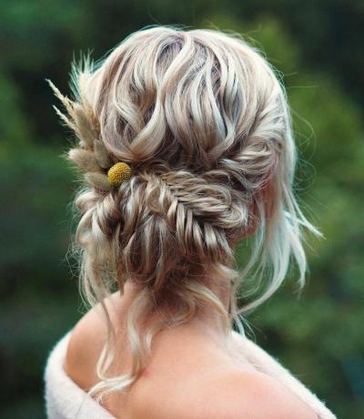 Roztomilý pletený updo s kvetmi pre dlhé vlasy