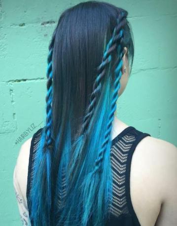 Juodi plaukai su žalsvai mėlyna spalva