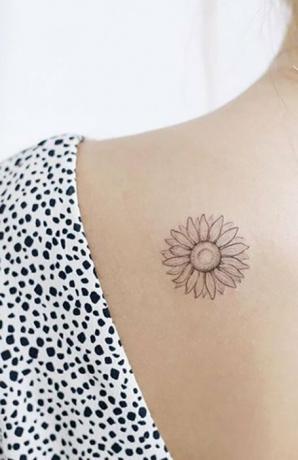Enkel solsikke tatovering