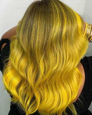 يسلط الضوء على اللون الأصفر على الشعر الداكن