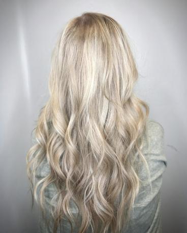 Obrázok trendovej popolavej blondínky a melírovaných vlasov pre dlhé vlasy