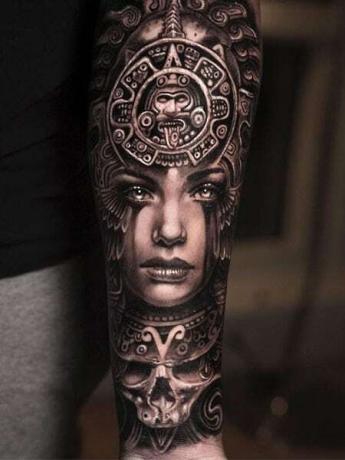 Tatuaż na ramieniu Azteków