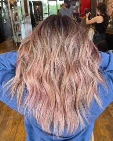 Rožinio aukso plaukai su rožiniais atspalviais