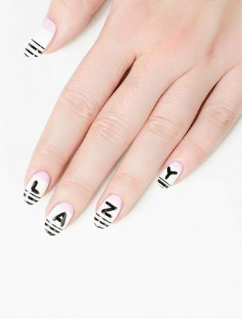 Vita naglar med bokstäver