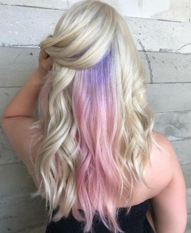 Blond vlasy s pastelovými fialovými odleskami