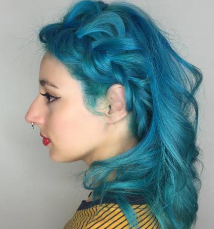 Pleciona fryzura w kolorze pastelowego niebieskiego