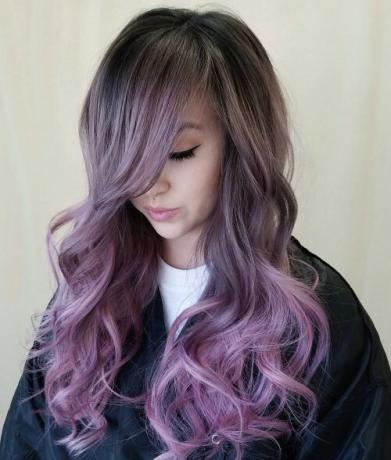 peleninės blondinės plaukų spalva su pastelinės violetinės spalvos balayage
