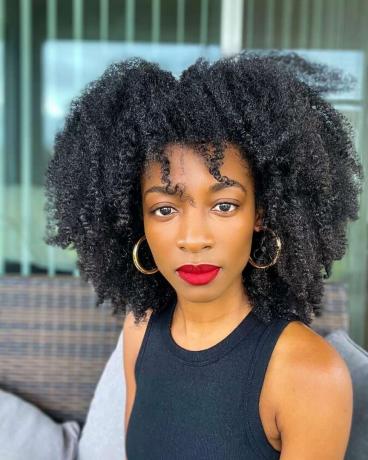 Afro-tyyli luonnollisille hiuksille afroamerikkalaisille naisille