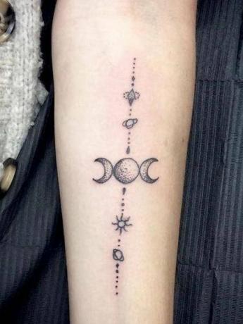 Trīskārša mēness tetovējums