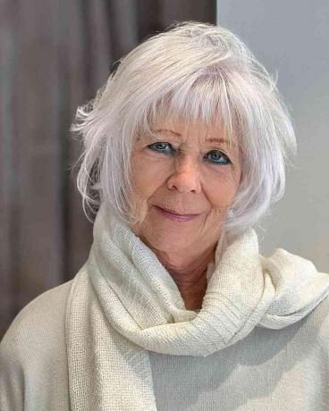Kortlange rotete hakkete lag med mikrosmell for eldre damer over 60 år med hvitt hår