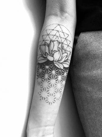 Geometrisk mandala tatuering