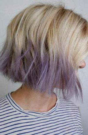 Blond lasje z vijoličnimi konicami