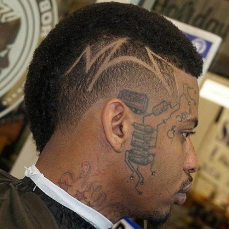 Pánské krátké Mohawk s tetováním na hlavě
