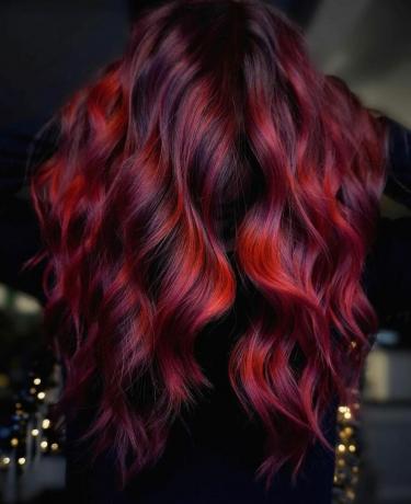 Burgundowe włosy z akcentami czerwonej miedzi