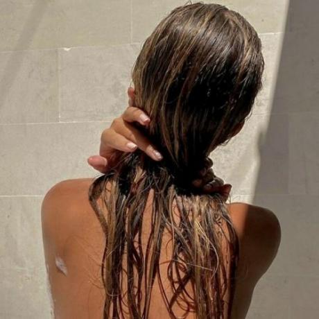 Mycie włosów w letniej wodzie