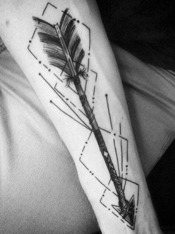 Tetování geometrickou šipkou