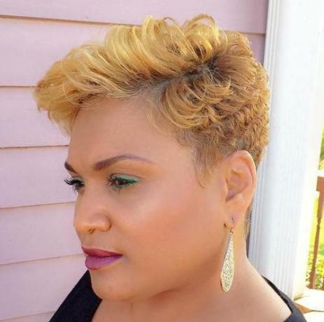 Afroamerykańska krótka kręcona blond fryzura