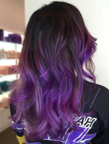 紫とピンクのBalayageと茶色の髪