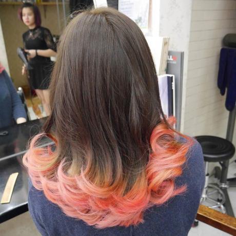 Hnědé vlasy s pastelovým růžovým barvivem