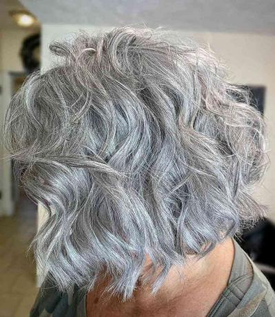 Sluoksniuotas, banguotas bobas ant banguotų plaukų moterims, vyresniems nei 60 metų
