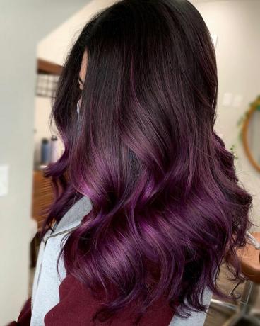 紫色のナスのBalayageと長い髪