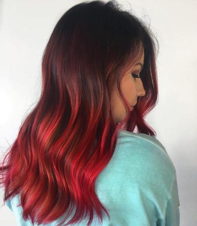 Ciemnoczerwony ombre kolor włosów