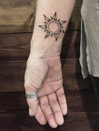 Muži tetovania na slnku