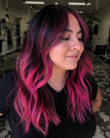Svart hår med rosa høydepunkter