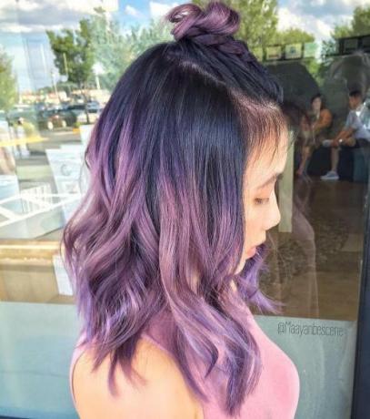 黒のルーツを持つパステル紫の髪