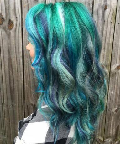Modrozelené vlasy s modrými odleskami