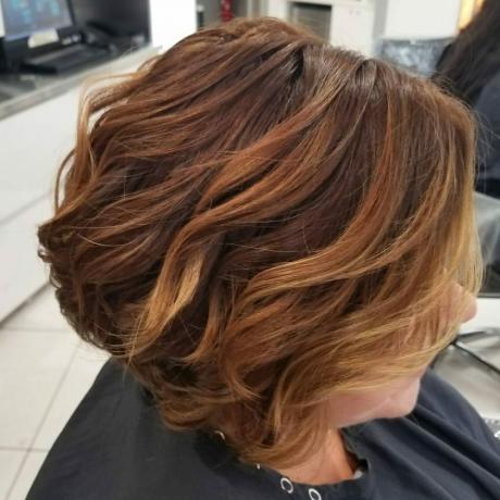 Mokkabraunes Haar mit Kupfer- und Karamell-Highlights